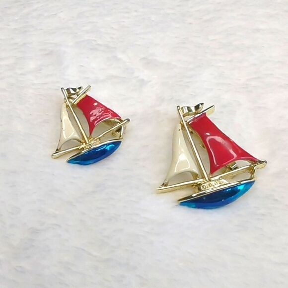 Vintage Gerry's 1980's Goldtone and Enamel Sailboat Scatter Pins/Brooches - Picture 5 of 11